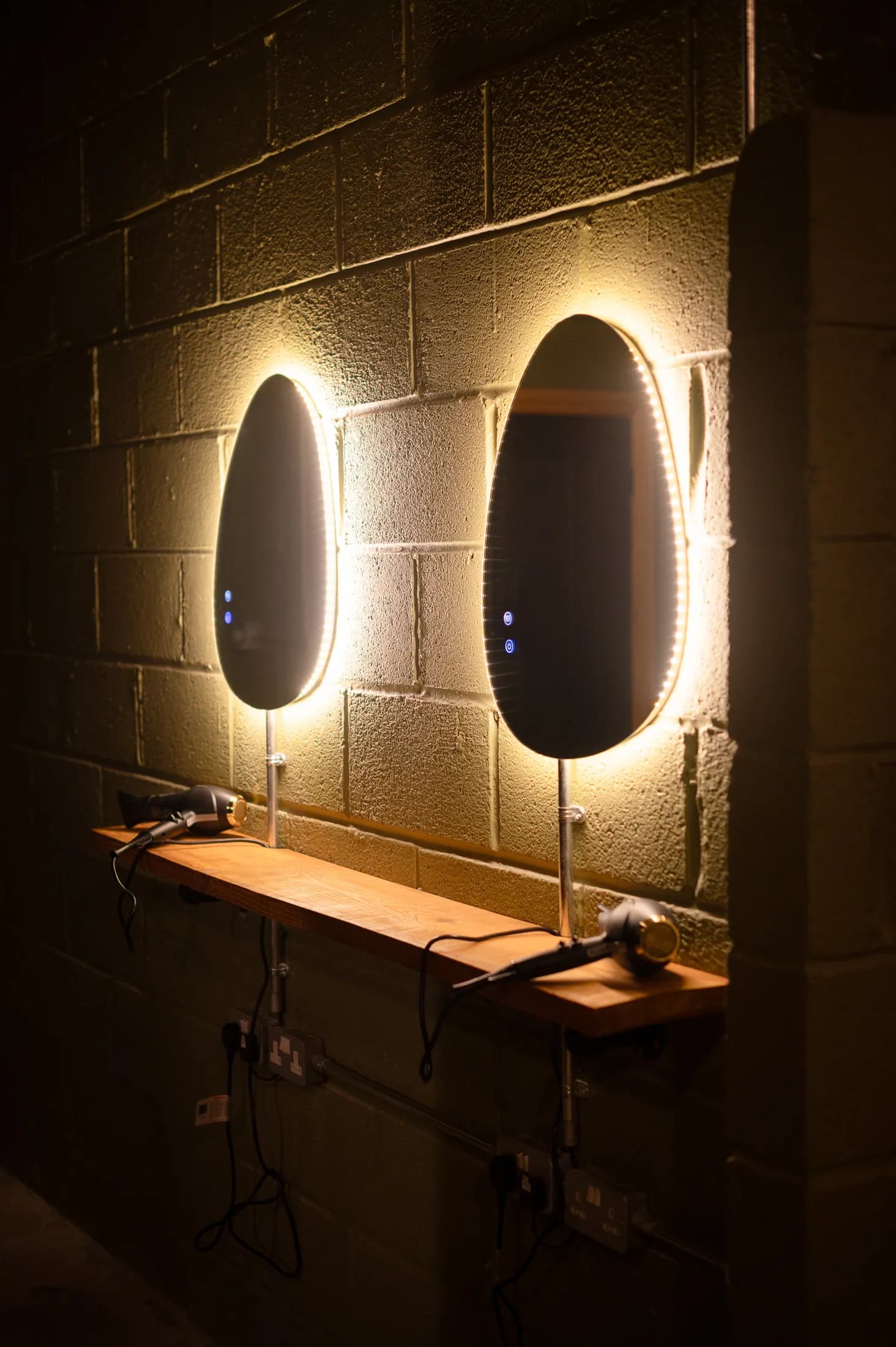 Illuminated mirrors above the HOTBOX changing room sinks